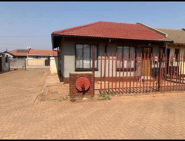 3 BEDROOM TOWNHOUSE FOR SALE IN PROTEA GLEN